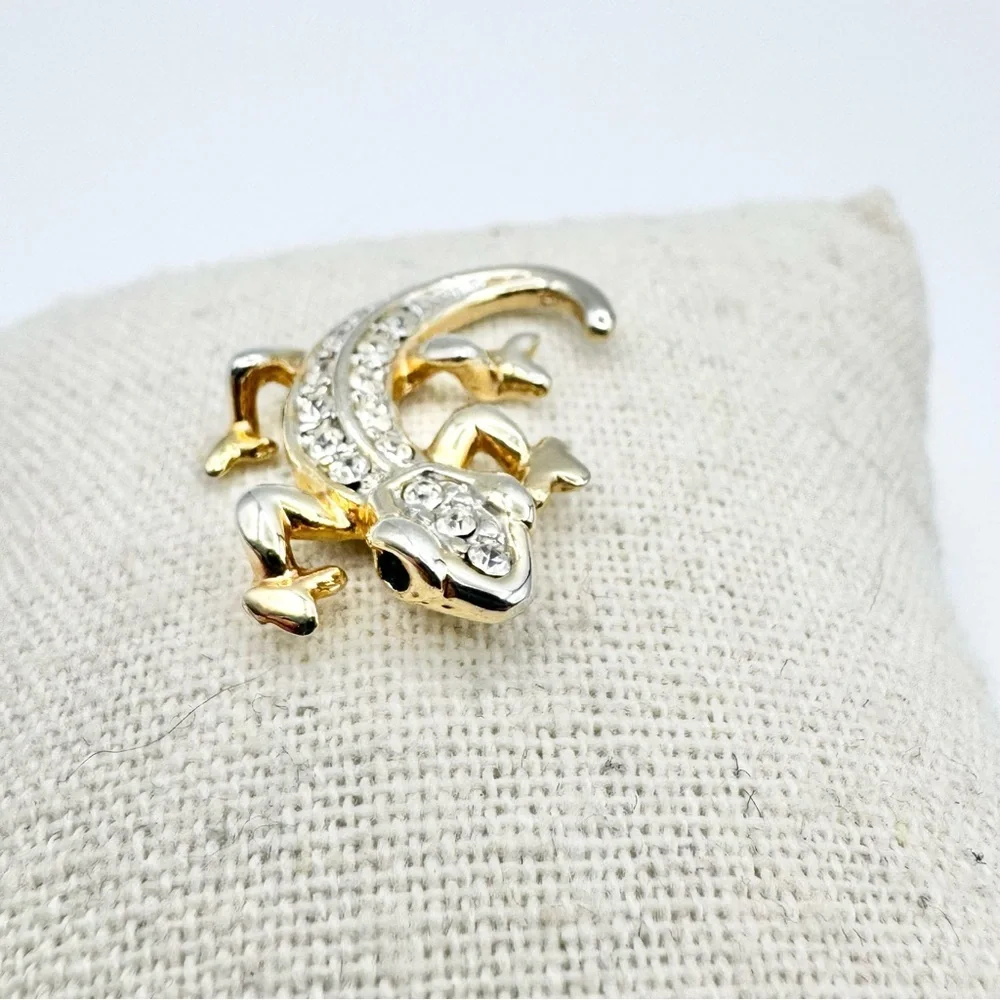 VNTG Gold Plated Gecko Lizard Brooch Pin Emerald Eyes